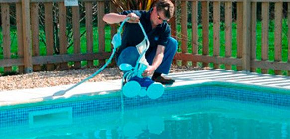 Hidrojardín Rioja Hombre realizando mantenimiento de piscina